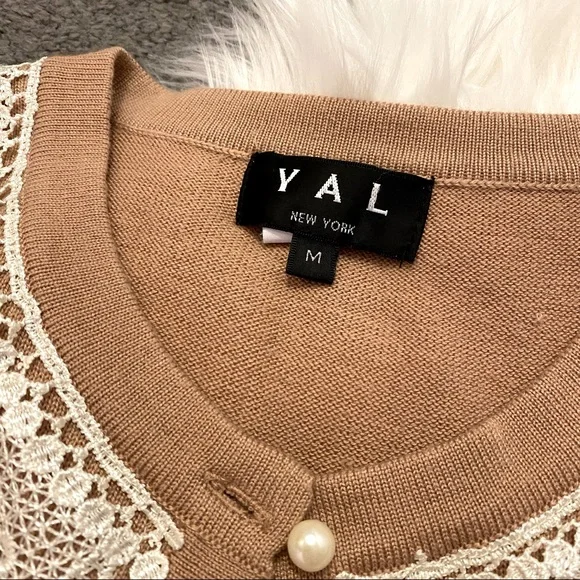 Peach cardigan with lace collar and pearl buttons - Picture 3 of 7